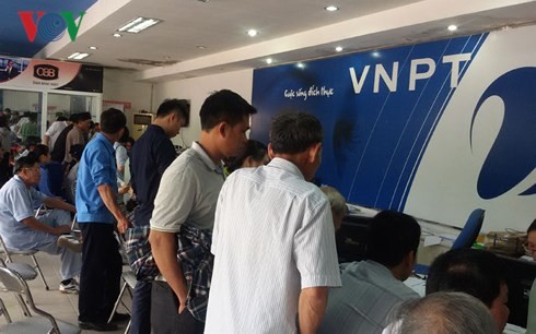 Người người chen chúc chờ đợi để được đăng ký tại một điểm giao dịch ở thành phố Vinh.