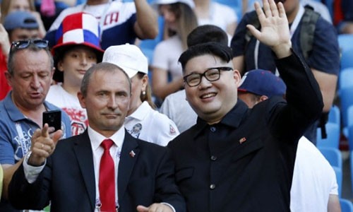 Bản sao của Kim Jong-un, Putin trên khán đài sân vận động Samara, Nga. Ảnh: AFP