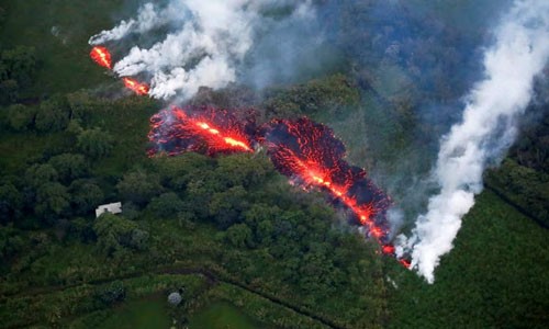 Dòng dung nham chảy gần khu vực núi lửa Kilauea ở Đảo Lớn, Hawaii hồi tháng 5. Ảnh: Reuters.