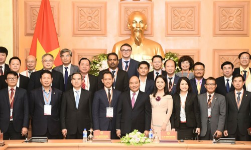Thủ tướng Nguyễn Xuân Phúc cùng các đại diện tập đoàn, doanh nghiệp trong phiên họp về Cách mạng 4.0 tại Văn phòng chính phủ