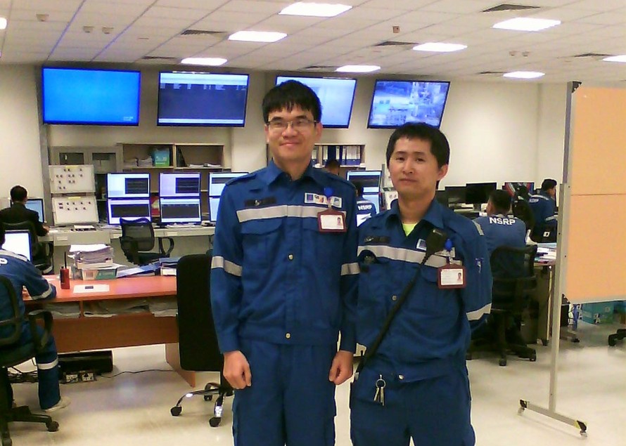 Kỹ sư Đàm Gia Phong (trái) và kỹ sư Nguyễn Phú Đại hỗ trợ vận hành tại phòng Điều khiển trung tâm NMLD Nghi Sơn