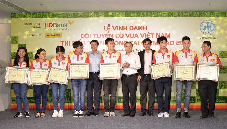 Ông Trần Ngọc Tâm – Tổng Giám đốc Nam A Bank (thứ 4 từ phải sang) cùng các nhà tài trợ đại diện Liên đoàn Cờ Việt Nam trao bằng khen cho những kỳ thủ có thành tích xuất sắc tại giải vô địch cờ vua Olypiad 2018 vừa qua.