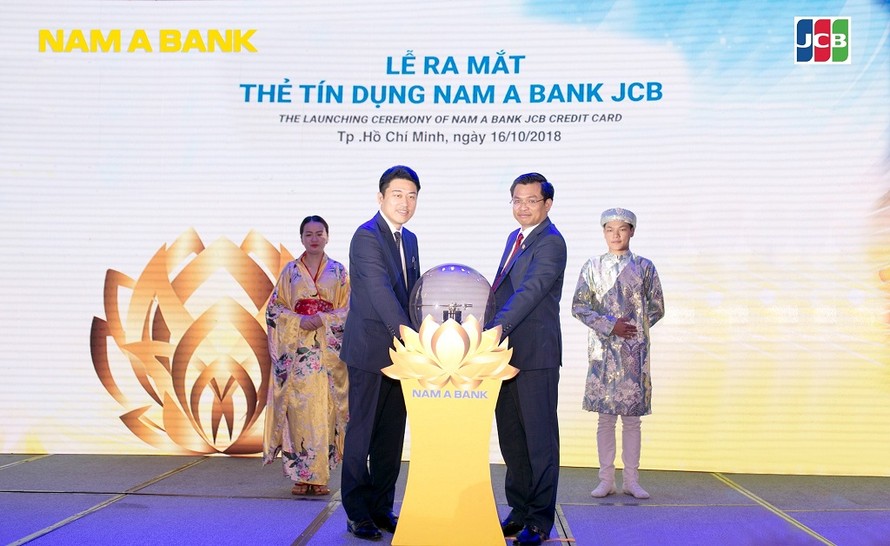 Ông Trần Ngọc Tâm – Tổng Giám đốc Nam A Bank và Ông Tomoaki Yamaguchi – Trưởng Đại diện Tổ chức thẻ quốc tế JCB cùng thực hiện nghi thức ra mắt thẻ tín dụng Nam A Bank JCB. 