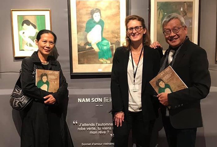 Ông Ngô Kim Khôi (bên phải) chụp ảnh bên bức tranh của ông ngoại-họa sỹ Nguyễn Nam Sơn