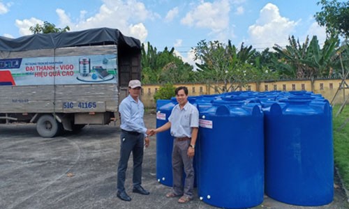 Tân Á Đại Thành tặng hơn 200 bồn nước 1000 lít cho người dân nghèo