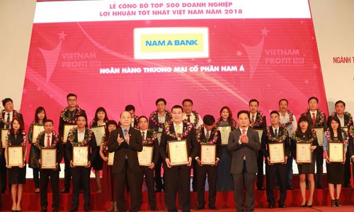 Ông Lê Xuân Minh - Giám đốc Nam A Bank Đồng Tâm (Hà Nội) nhận chứng nhận “Top 500 doanh nghiệp lợi nhuận tốt nhất năm 2018” từ Tổ chức xếp hạng Vietnam Report và Báo Vietnamnet trao tặng.