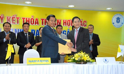 Ông Trần Ngọc Tâm – Tổng Giám đốc Nam A Bank (bên trái) và Tiến sĩ Bùi Hữu Toàn – Quyền Hiệu trưởng trường Đại học Ngân Hàng TP.HCM (bên phải) bắt tay hợp tác cùng phát triển