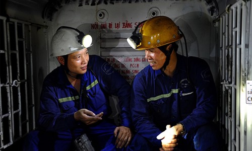 Xe soongloan chở công nhân đến vị trí sản xuất dưới hầm lò