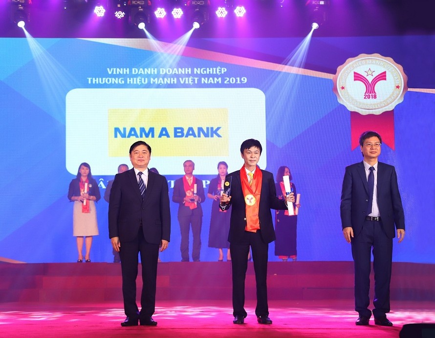 Ông Nguyễn Hữu Thắng – Phó Giám đốc Nam A Bank Hà Nội vinh dự nhận giải thưởng Thương hiệu mạnh Việt Nam 2019.