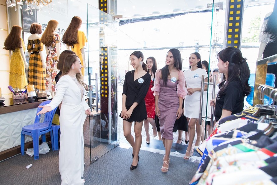 20 gương mặt xuất sắc nhất của MWVN 2019 khu vực phía Nam đến thăm showroom YHL với sự tham dự của Cố vấn sắc đẹp Miss World Việt Nam 2019 - Hằng Lê