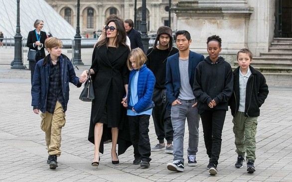 Angelina Jolie và 6 người con trong một lần dạo phố