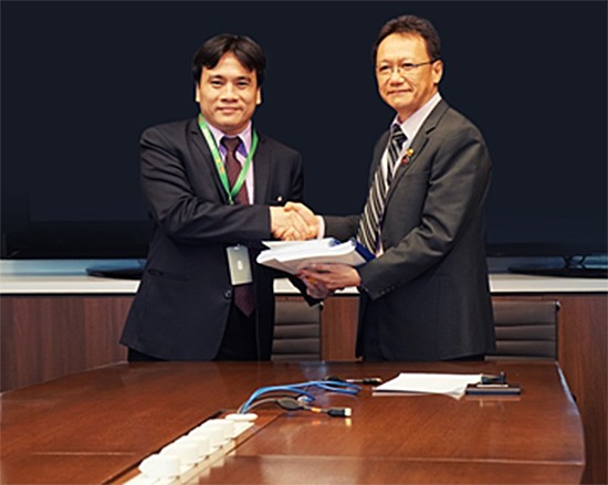 Tổng giám đốc PV Drilling Nguyễn Xuân Cường và Phó giám đốc điều hành kiêm Giám đốc Kỹ thuật BSP Yap Kong Fah ký kết hợp đồng.