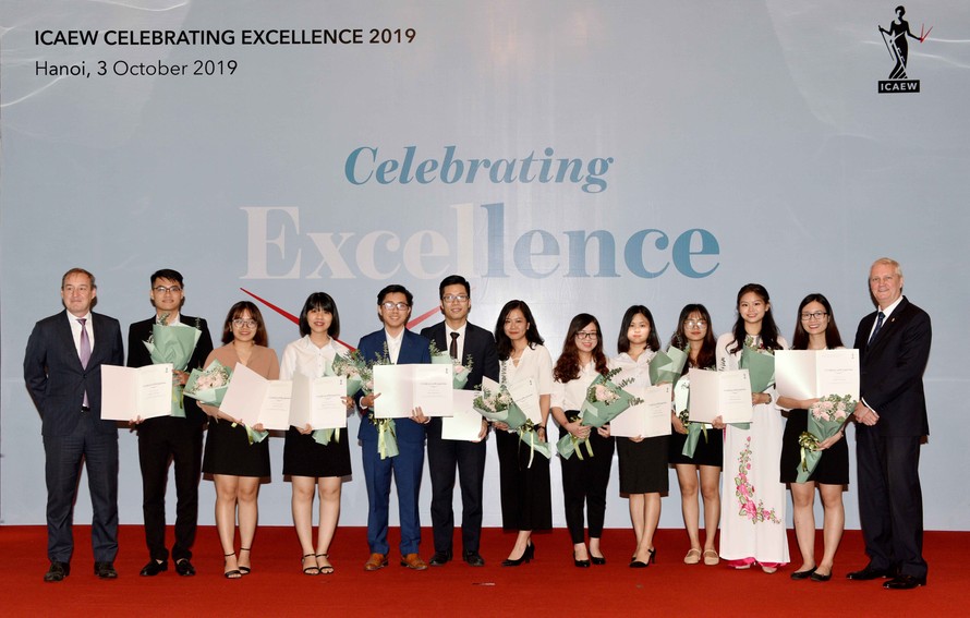 ICAEW trao chứng chỉ quốc tế cho 31 học viên Việt Nam 