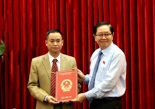 Bộ trưởng Bộ Nội vụ Lê Vĩnh Tân trao quyết định cho đồng chí Vũ Đức Thuận.