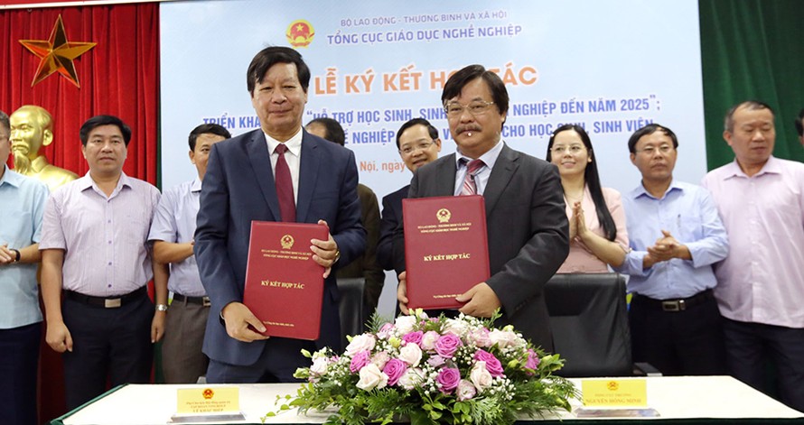 Tổng Cục trưởng Tổng cục GDNN Nguyễn Hồng Minh và Phó Chủ tịch Vingroup Lê Khắc Tiệp ký Biên bản hợp tác triển khai đề án Hỗ trợ sinh viên nghề khởi nghiệp, hồi tháng 7/2019.