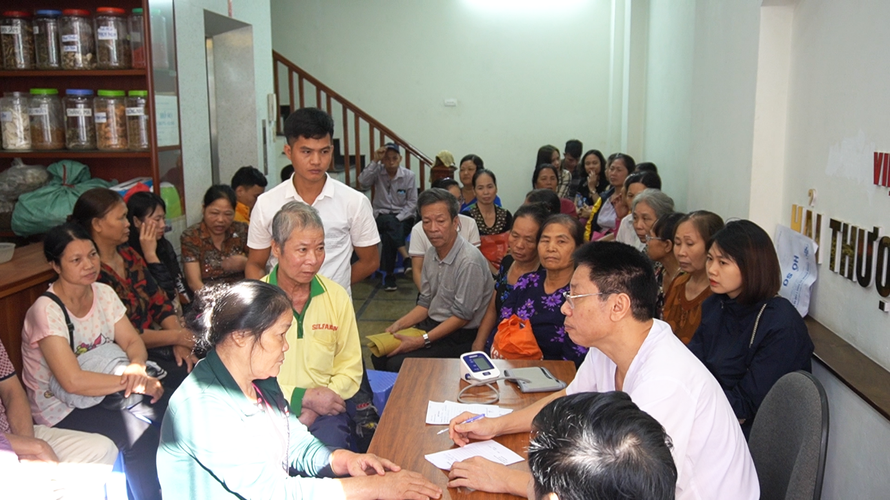 Rất đông bệnh nhân đang chờ để được bác sĩ Ngô Quang Hùng thăm khám