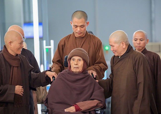 Thiền sư Thích Nhất Hạnh trở về Việt Nam sau một thời gian thăm khám sức khỏe ở Thái Lan. Ảnh: Võ Thạnh.
