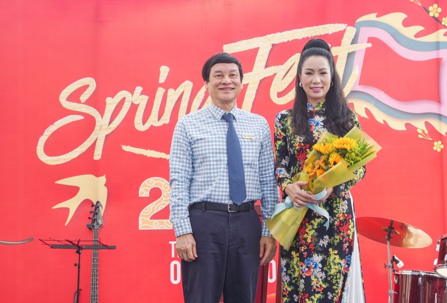 NSƯT - Á hậu Trịnh Kim Chi xuất hiện rạng ngời tại UEF trong tà áo dài truyền thống