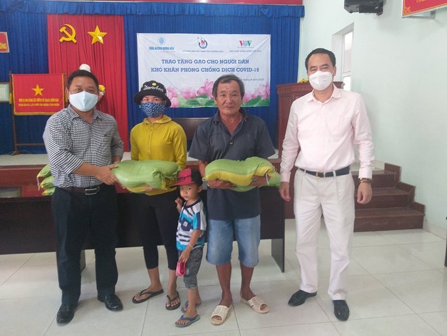 Cty Trầm hương Khánh Hòa trao 10 tấn gạo giúp đồng bào khó khăn do đại dịch COVID-19