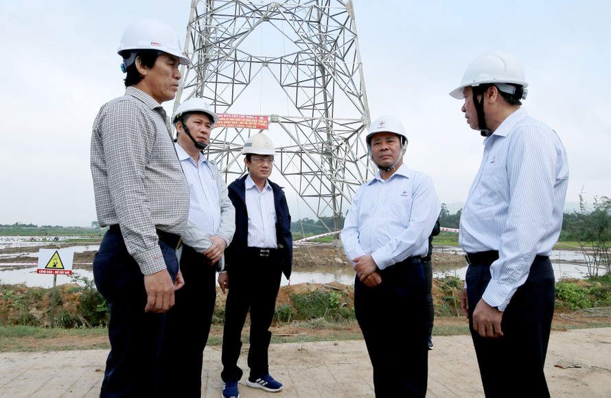 Ông Đặng Phan Tường - Bí thư Đảng ủy, Chủ tịch HĐTV EVNNPT kiểm tra thi công dựng cột tại VT 59 500 kV mach 3 Quảng Trạch - Dốc Sỏi