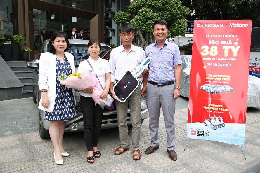 Đại diện thương hiệu cao cấp Daikiosan, Makano trao xe cho anh Nguyễn Hữu Bình