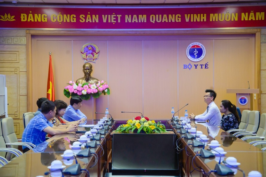 Ông Nguyễn Thanh Long – Quyền Bộ trưởng Bộ Y tế tiếp Lãnh đạo Tập đoàn Ecopark trong buổi lễ tiếp nhận hỗ trợ Bệnh viện C Đà Nẵng số tiền 3 tỷ đồng.