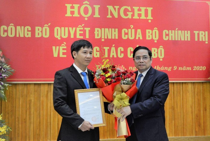 Đồng chí Phạm Minh Chính trao quyết định và chúc mừng đồng chí Nguyễn Thành Tâm.