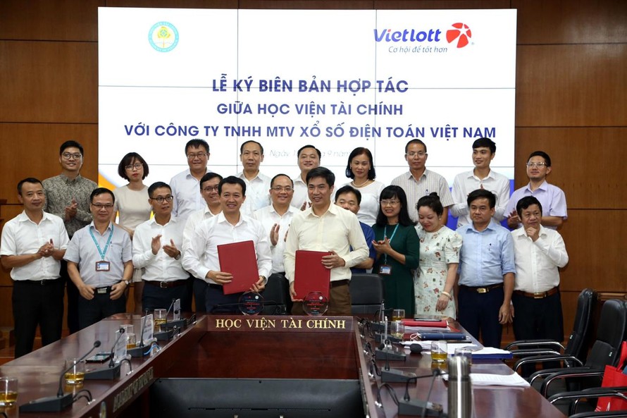 Phó Tổng Giám đốc Vietlott Phạm Ngọc Tú và Phó Giám đốc Học viện Nguyễn Đào Tùng ký kết Biên bản hợp tác