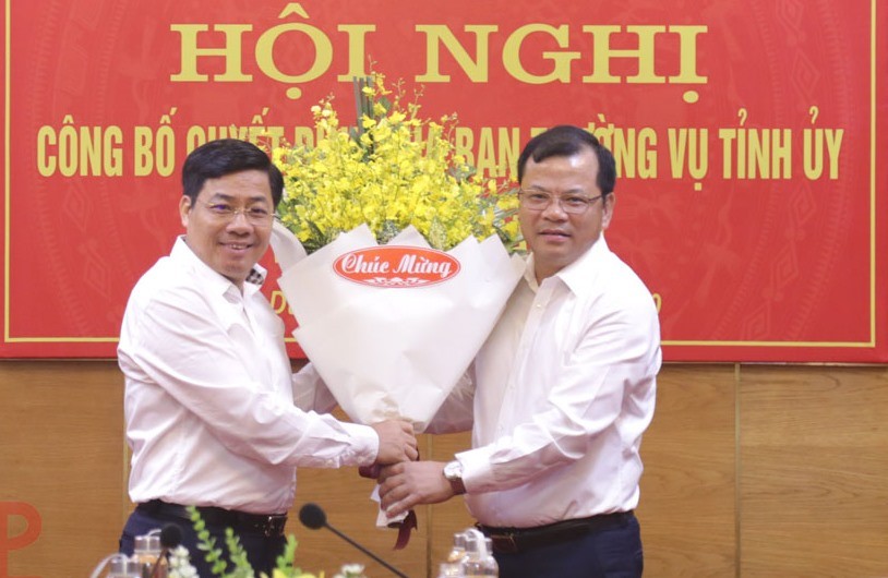 Phó Bí thư Tỉnh ủy, Chủ tịch UBND tỉnh Bắc Giang Dương Văn Thái chúc mừng tân Phó Chủ tịch UBND tỉnh Bắc Giang Phan Thế Tuấn.