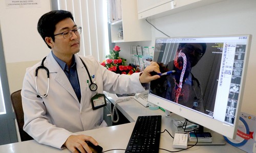 Bác sĩ Trung đang mô tả về đoạn mạch máu nhân tạo được đặt cho bệnh nhân M. - Ảnh: THU HIẾN