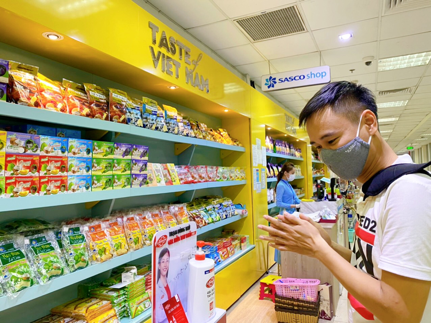 Unilever cùng Cảng hàng không quốc tế Tân Sơn Nhất phòng dịch cho hành khách