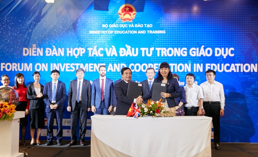 Hiệu trưởng trường Đại học Nguyễn Tất Thành và đại diện ICAEW Việt Nam ký kết hợp tác tại “Diễn đàn hợp tác và đầu tư trong giáo dục” ngày 16/10