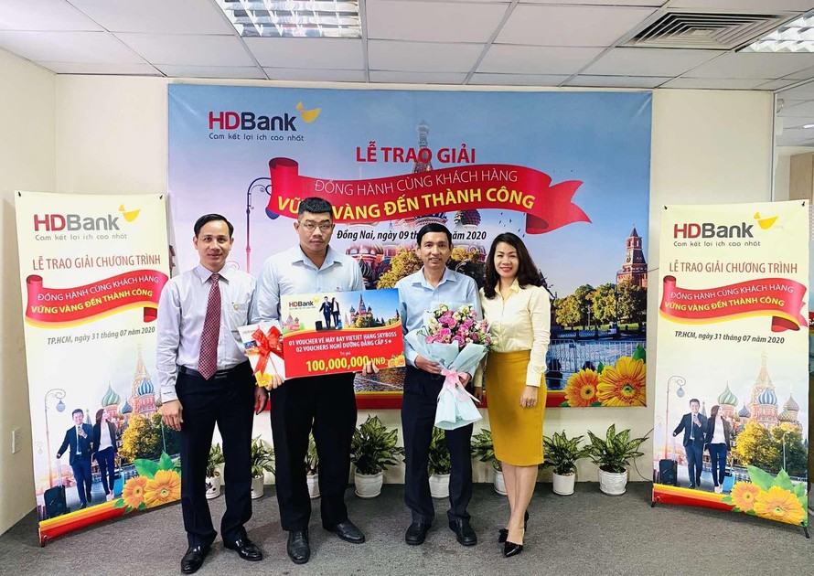 Ông Nguyễn Văn Hoàng (ngoài cùng bên trái) – giám đốc vùng Đồng Nai của HDBank, kiêm giám đốc HDBank SGD Đồng Nai trao giải thưởng chương trình 2019 đến khách hàng