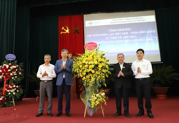 Tổng Giám đốc EVN tặng hoa chúc mừng các thầy, cô giáo trường Cao đẳng Điện lực miền Bắc nhân dịp kỷ niệm 38 năm ngày Nhà giáo Việt Nam