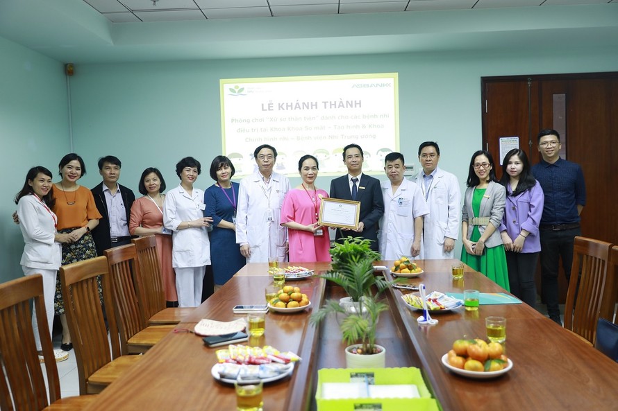Đại diện Bệnh viện Nhi TW trao thư cám ơn cho ABBANK tại Lễ khánh thành – bàn giao