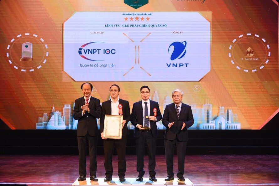 Đại diện VNPT nhận giải thưởng CNTT cho giải thưởng Thành phố thông minh.