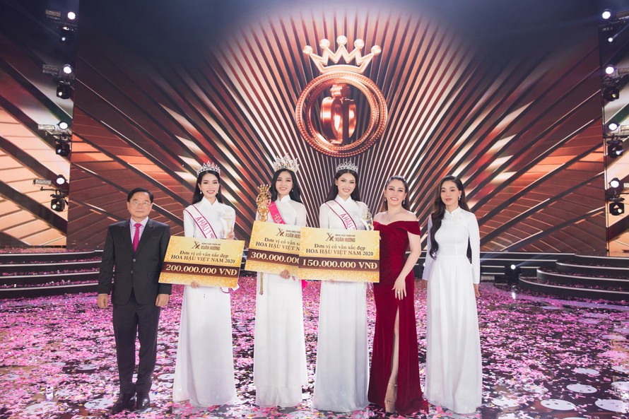 Nhà sáng lập Hệ thống thẩm mỹ Xuân Hương trao phần quà tài trợ cho Top 3 Hoa hậu Việt Nam 2020
