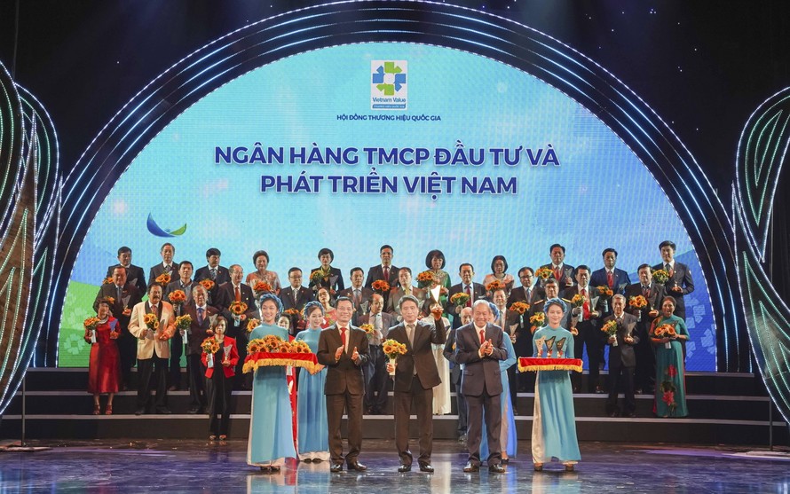 Ông Trần Phương - Phó TGĐ đại diện BIDV nhận biểu trưng Thương hiệu Quốc gia 2020 F