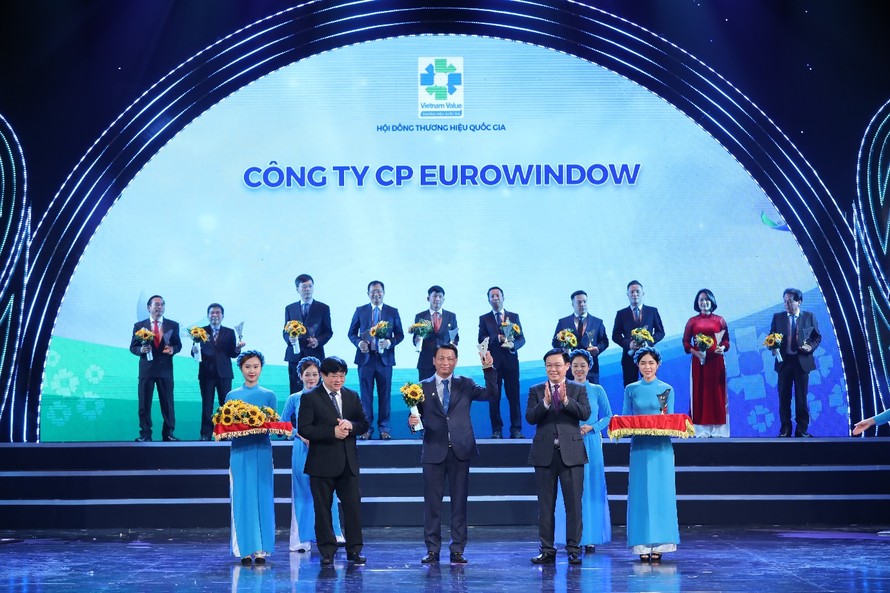 Ông Đỗ Minh Thanh – Phó Tổng giám đốc Eurowindow nhận biểu trưng tại lễ công bố.