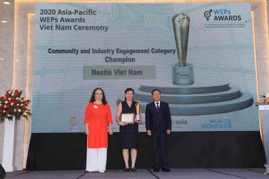 Bà Trương Bích Đào- Giám đốc Nhân sự Nestlé Việt Nam (đứng giữa) nhận giải thưởng “Bình đẳng giới tại cộng đồng và ngành” từ ông Lê Tấn Dũng, Thứ trưởng Bộ Lao động, Thương binh và Xã hội và Bà Elisa Fernandez Sa