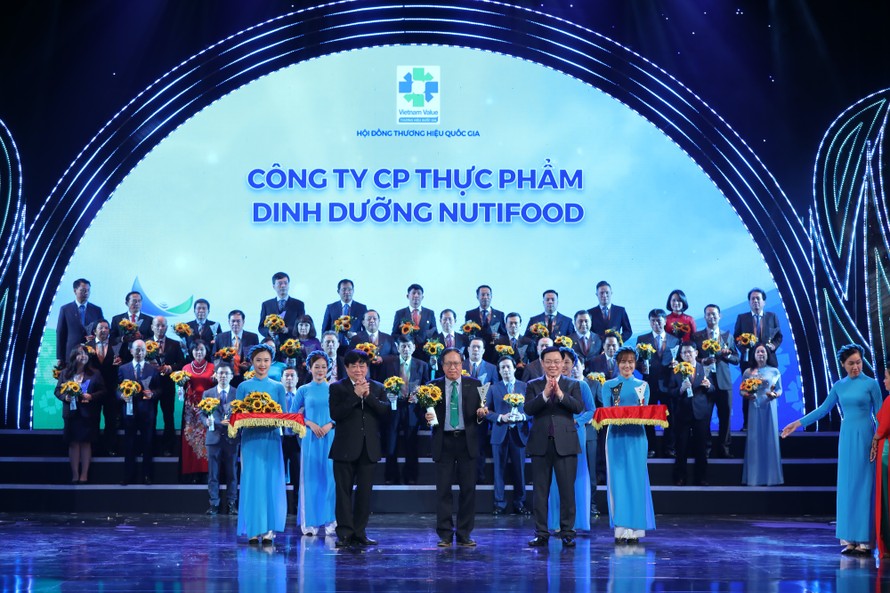 Ông Trương Hùng - Phó chủ tịch Hội đồng Quản trị NutiFood nhận giải thưởng Thương Hiệu Quốc Gia 2020