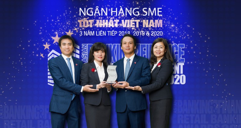 Đại diện BIDV nhận Giải thưởng ngân hàng SME tốt nhất năm 2020
