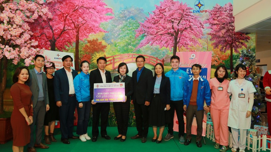 EVNNPC trao tặng Sân chơi thiếu nhi cho Bệnh viện Đa khoa tỉnh Yên Bái
