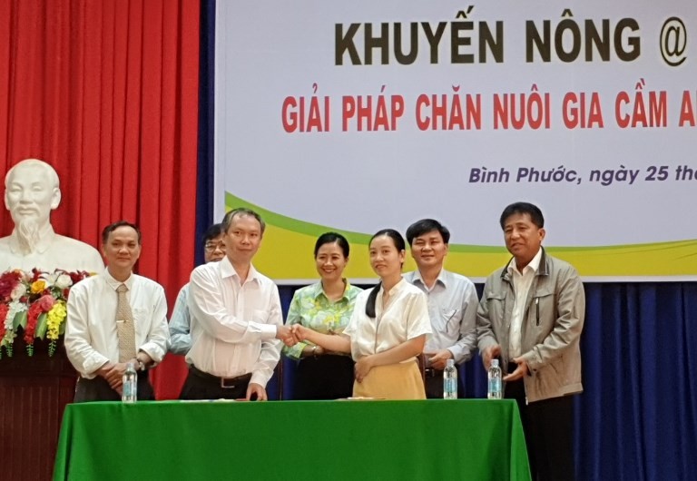 Các đại biểu chứng kiến lễ ký kết hợp tác giữa Công ty CP Việt Nam chi nhánh Bình Phước và đại diện nông dân nuôi gà Bình Phước