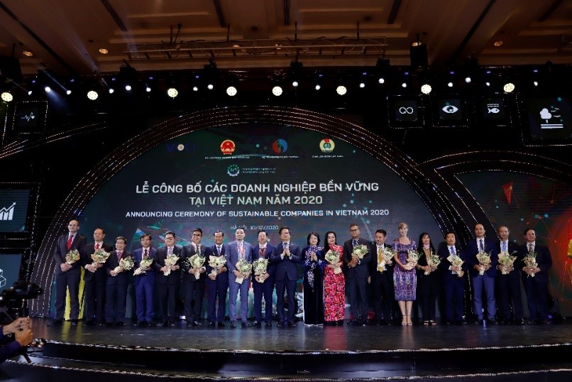 Phó Chủ Tịch Nước Đặng Thị Ngọc Thịnh trao hoa chúc mừng cho Top các Doanh nghiệp bền vững của Việt Nam năm 2020