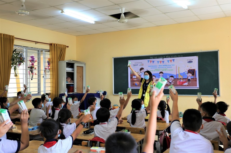 Hơn 64,000 ly sữa được trao cho trẻ mầm non và tiểu học thuộc hệ thống trường CapitaLand Hope tại các tỉnh Phú Thọ, Hưng Yên và Long An
