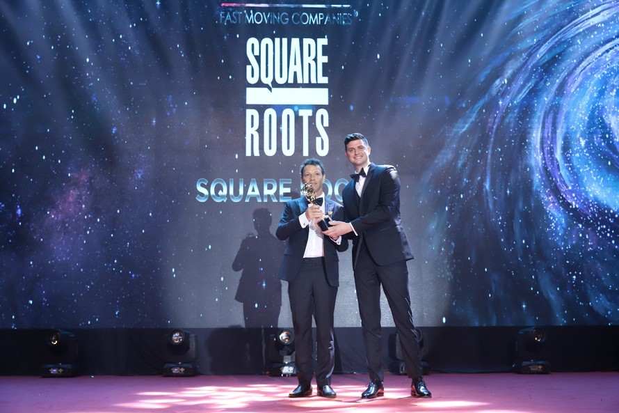 Đại diện Square Roots nhận giải thưởng trên sân khấu