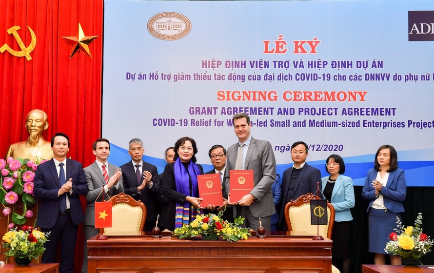 Bà Nguyễn Thị Hồng - Thống đốc Ngân hàng Nhà nước Việt Nam và ông Andrew Jeffries - Giám đốc Quốc gia ADB tại Việt Nam ký kết Hiệp định dự án