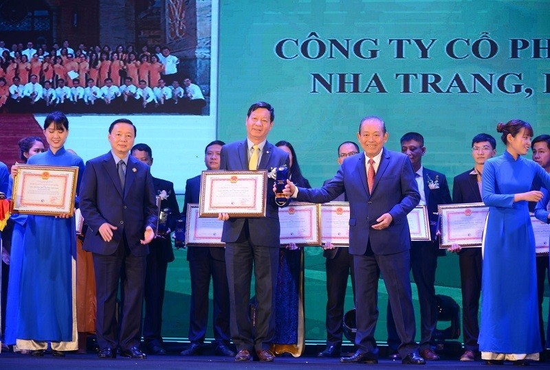 Ông Lê Khắc Hiệp, Phó Chủ tịch Tập đoàn Vingroup, nhận giải thưởng Môi trường Việt Nam 2019 dành cho thương hiệu Vinpearl