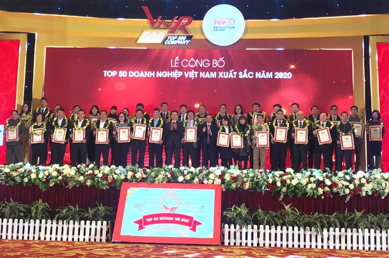 Đại diện Hòa Phát nhận danh hiệu Top 50 Doanh nghiệp xuất sắc nhất Việt Nam 2020